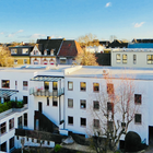 Der Erhalt des vorhandene und die Herausarbeitung minimalstischer Qualität ist der Ansatz dieser Fassadensanierung und Ergänzung. Die Hinterhofansicht gewinntndurch den Respekt des vorhandenen und Ergänzung durch Dachgärten und Balkone.<br />schmiedeknecht architekten 2018