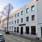 Eine puritanische Lochfassade begleitet ein vielfältiges Gegenüber. Während der vordere Bau aus den Ruinen einer Kriegszerstörung mit den Mitteln des Wiederaubaus die Fensterfolge erhielt, ist der weitere Abschnitt dann diese proportionierten Vorgabe gefolgt. Ursprung1890, zerstört 1944, Wiederaufbau 1950-60 folgebau Neubau 1953.<br /><br />schmiedeknecht architekten 2018